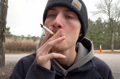 Лечение зависимости от табакокурения в Отрадном Мужчина с сигаретой делает затяжку