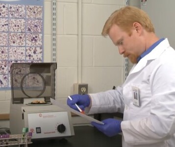 Клиника лечения наркозависимости в Отрадном Врач в кабинете клиники