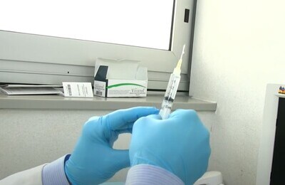 Проведение кодирования Вивитролом в Отрадном Шприц с Вивитролом в руках у врача